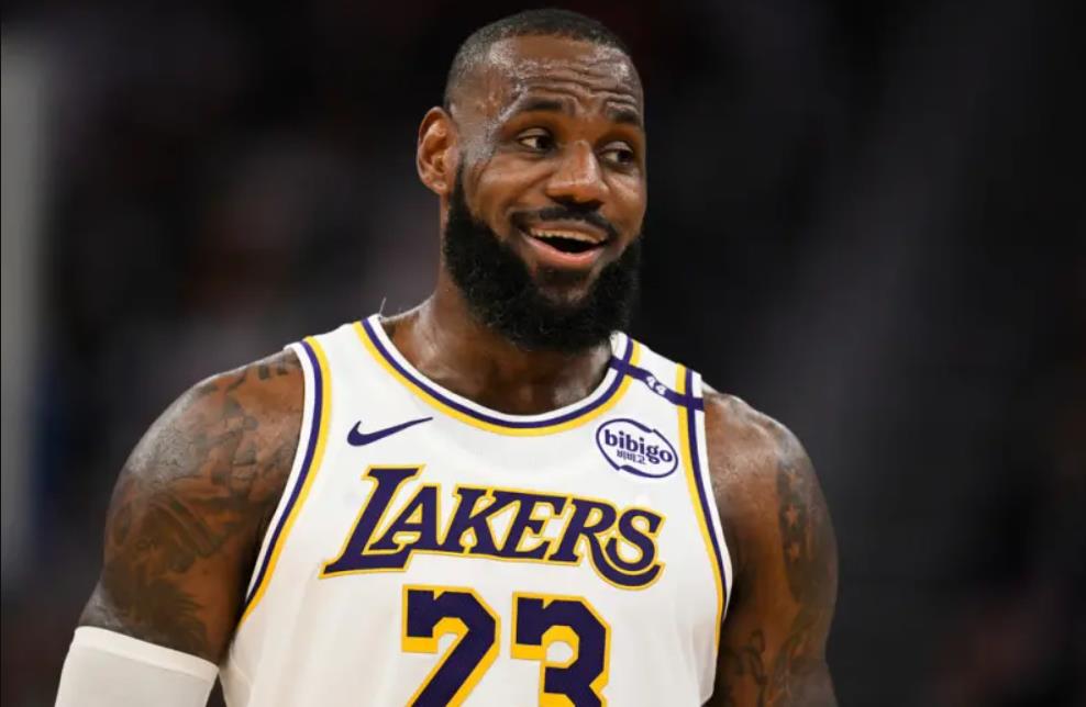 包含太阳客场不敌开拓者张伯伦砍下高分的词条